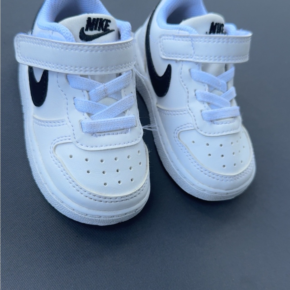 Nike Kids White and Black Sneakers (USED)